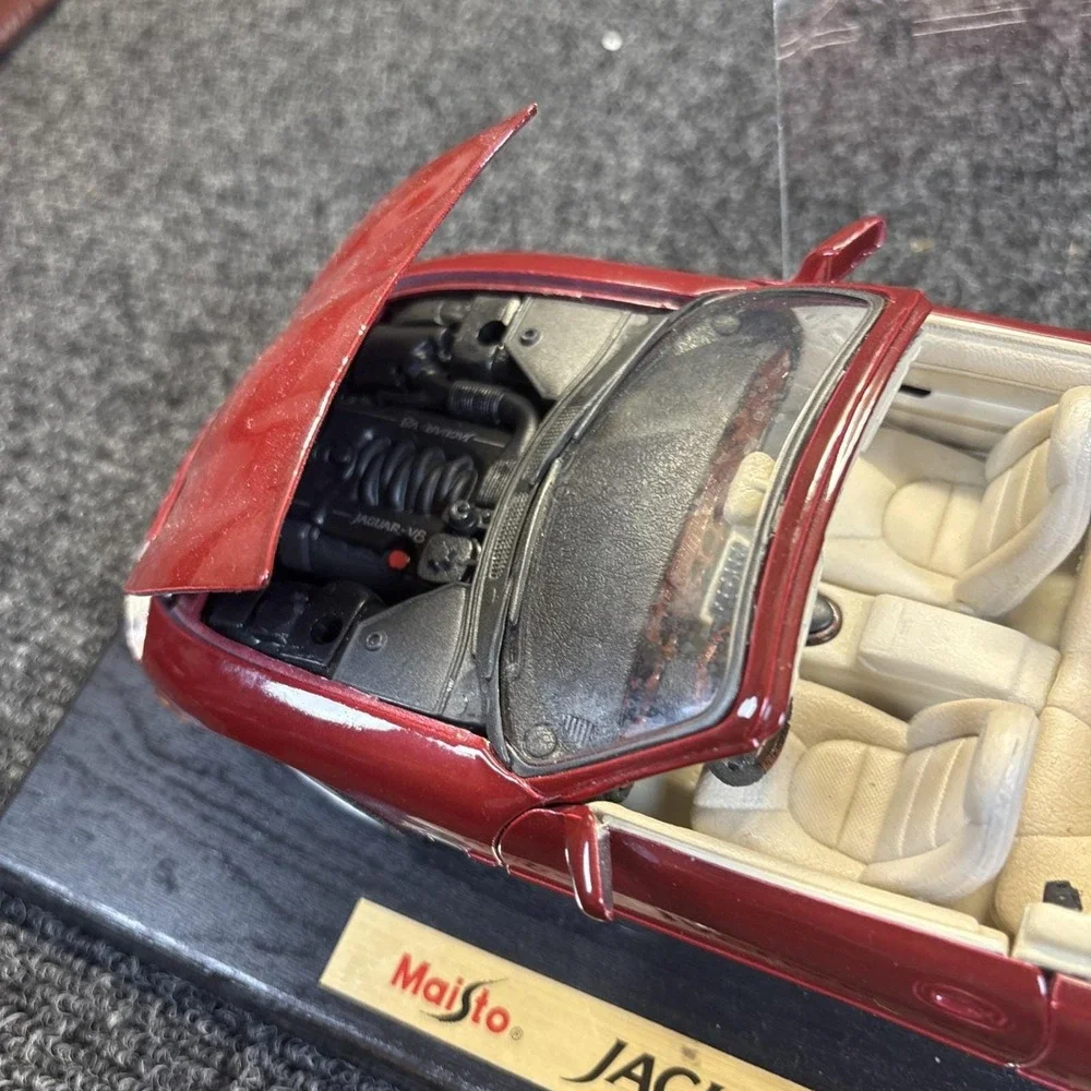 Maisto Jaguar XK8 Convertible (1996) 1:18 Scale Diecast Model - Burgundy/Red